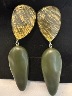 NWOT (Never Worn) Designer ZSISKA Gorgeous Olive Green Drop CLIP Earrings